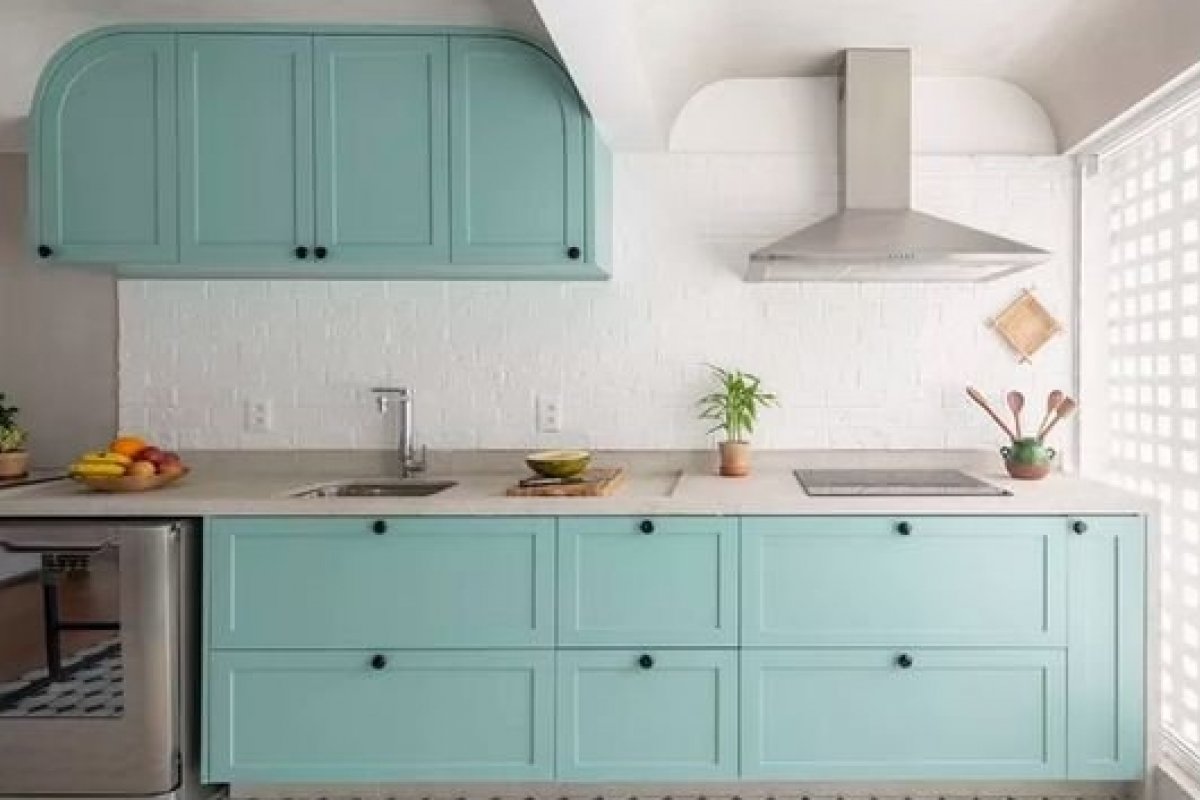 Que tal apostar na marcenaria colorida na cozinha? 