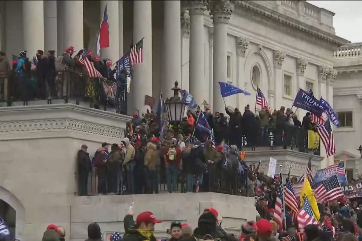 Vídeo: Apoiadores de Trump invadem capitólio 