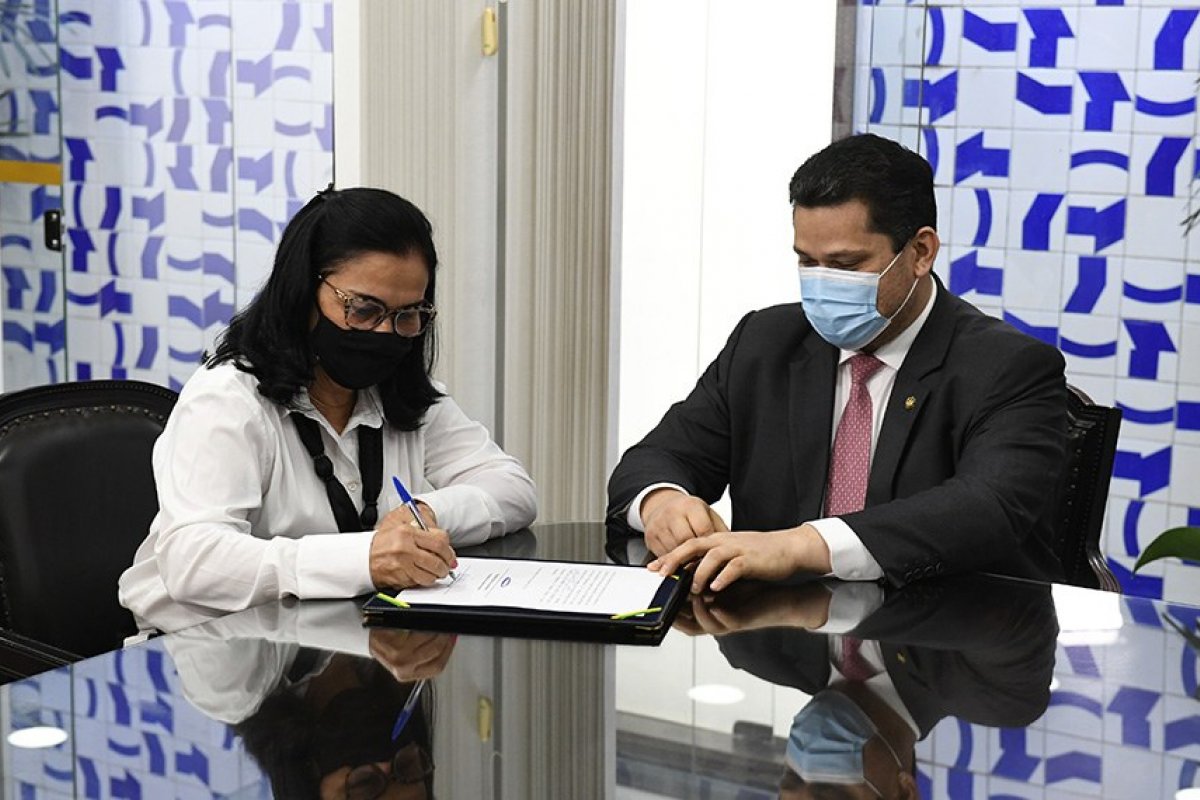 Senadora assume cargo por 15 dias em meio a recesso e ganha direito a mais de R$ 50 mil de salário