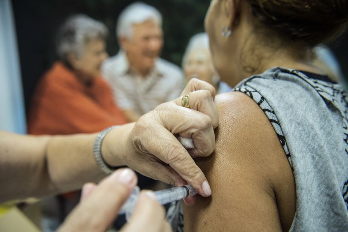 Idosos morrem após receberem vacina da Pfizer contra covid-19