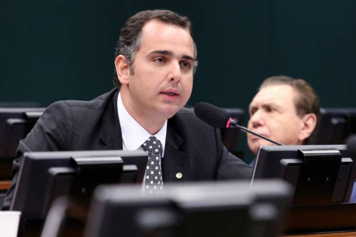 Republicanos, partido de Flávio Bolsonaro, declara apoio a candidato de Alcolumbre