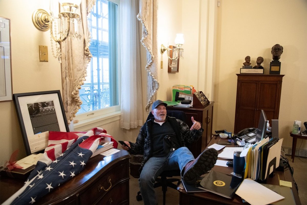 FBI prende homem fotografado no escritório da presidente da Câmara durante invasão ao Capitólio