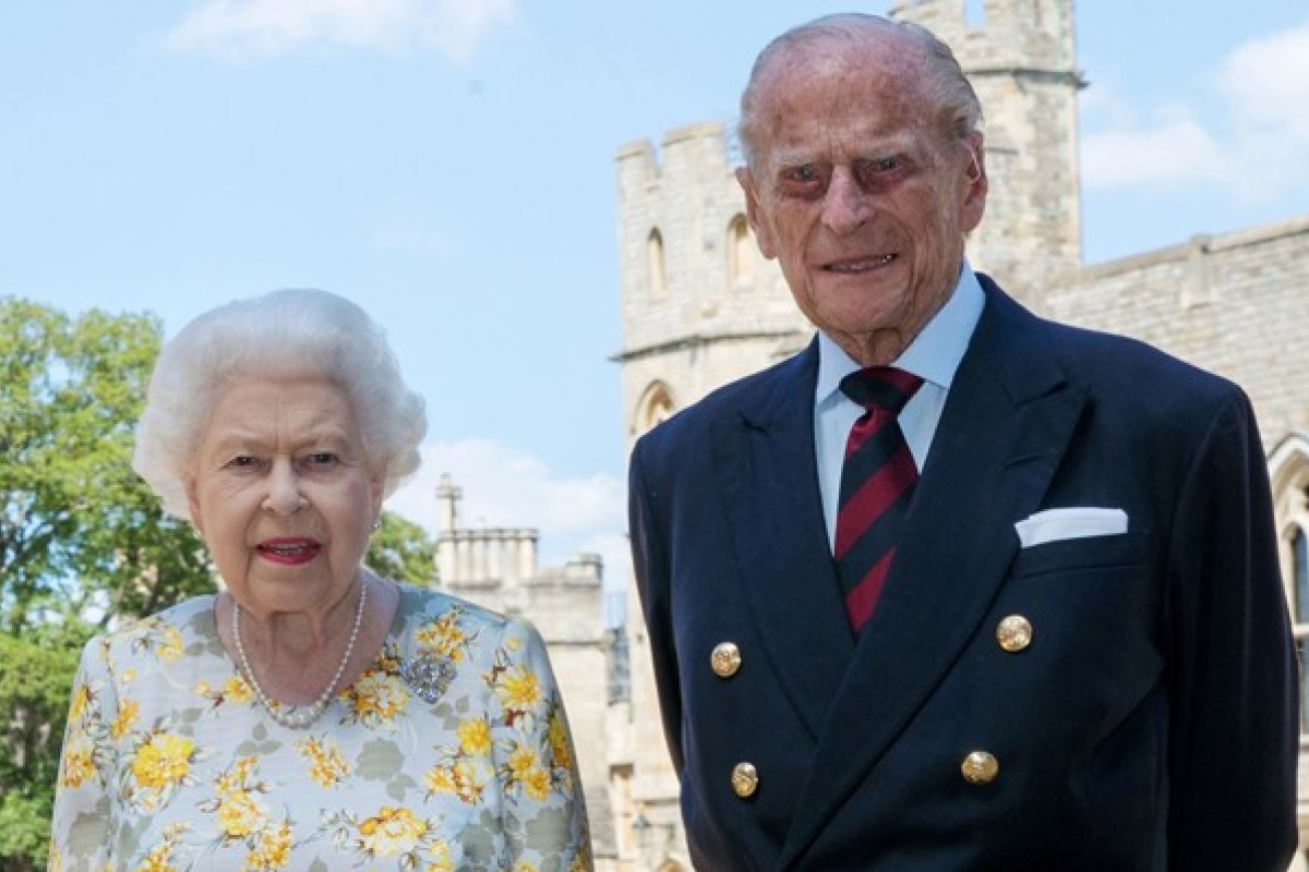 No Reino Unido, Rainha Elizabeth e príncipe Philip recebem vacina de Covid-19 