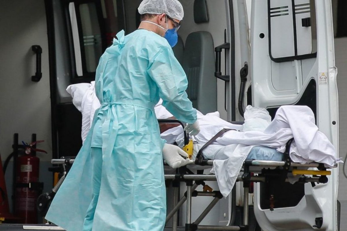 Média móvel de mortes por covid-19 no Brasil sobe para 986 e atinge maior nível desde agosto
