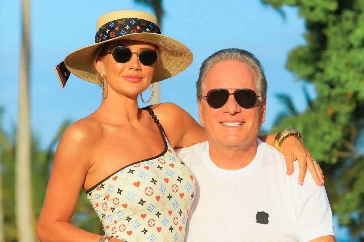 Ao lado da esposa e da filha caçula, Roberto Justus curte férias em Trancoso 