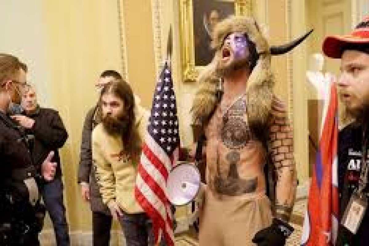 Mãe de "Viking" do Capitólio diz que filho se recusa a comer na prisão
