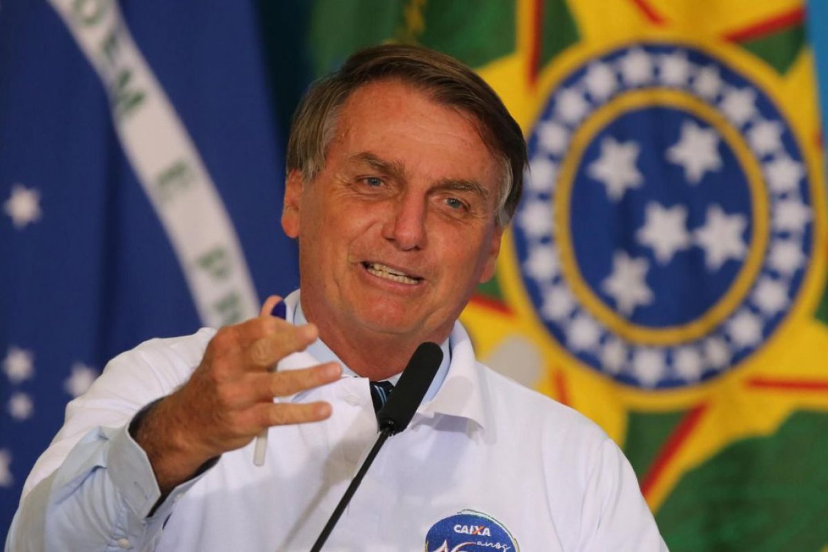 Em cerimônia da Caixa, Bolsonaro volta a dizer que é contra fechamento total do comércio durante a pandemia 