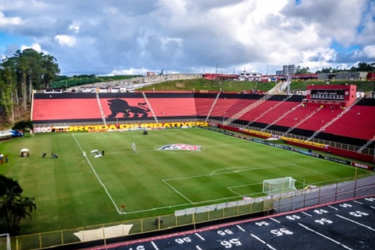 Vitória anuncia redução de 25% no salário de colaboradores