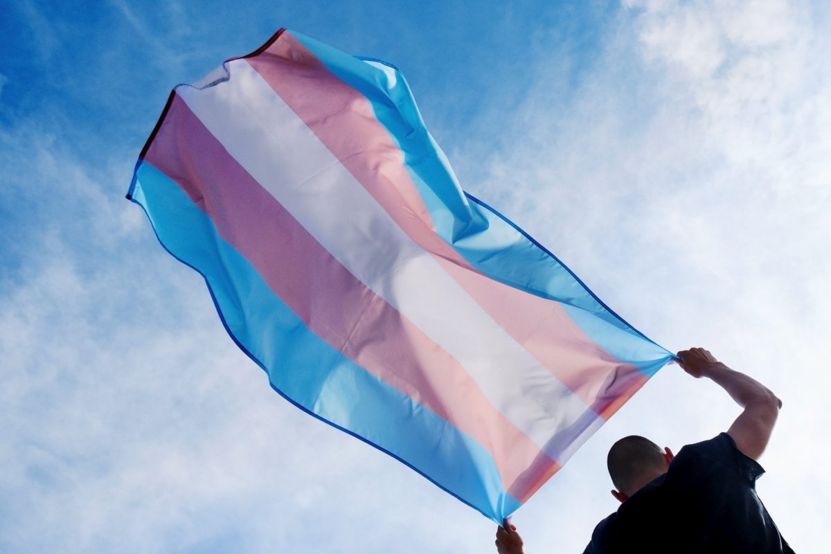 Mulher trans pode receber pensão de pai militar, decide juiz