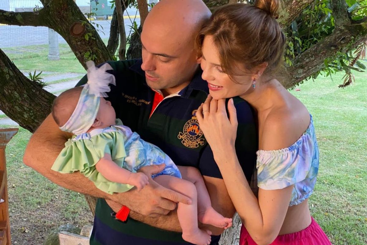 Apresentadora Júlia Pereira comemora o 2º mês de vida da filha 
