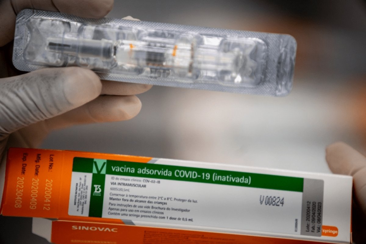 Ministério da Saúde considera eficácia de Coronavac 'no limite' e aguarda Anvisa