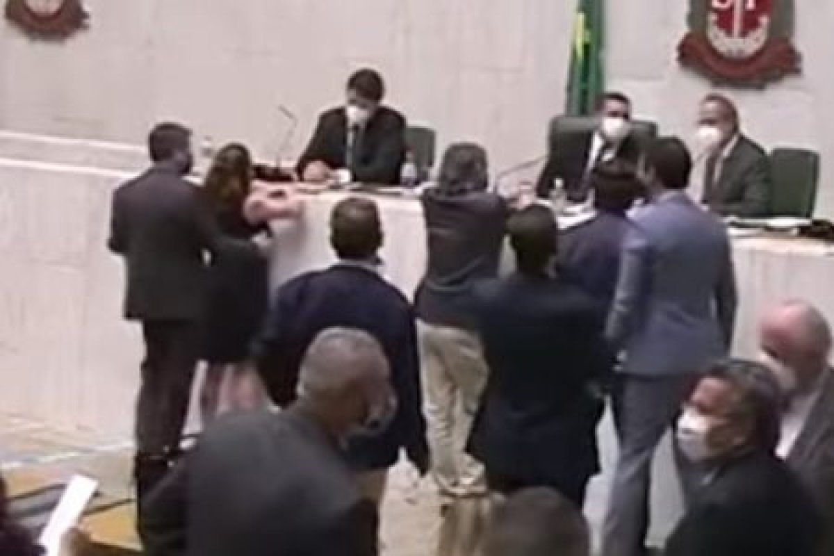 Cidadania se reúne hoje para analisar acusação de assédio contra deputado estadual que alisou seio de colega 