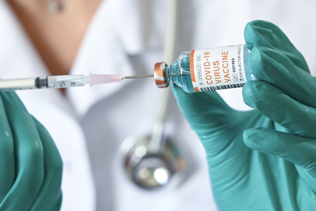 Insumos para produção da vacina de Oxford no Brasil não tem data de chegada