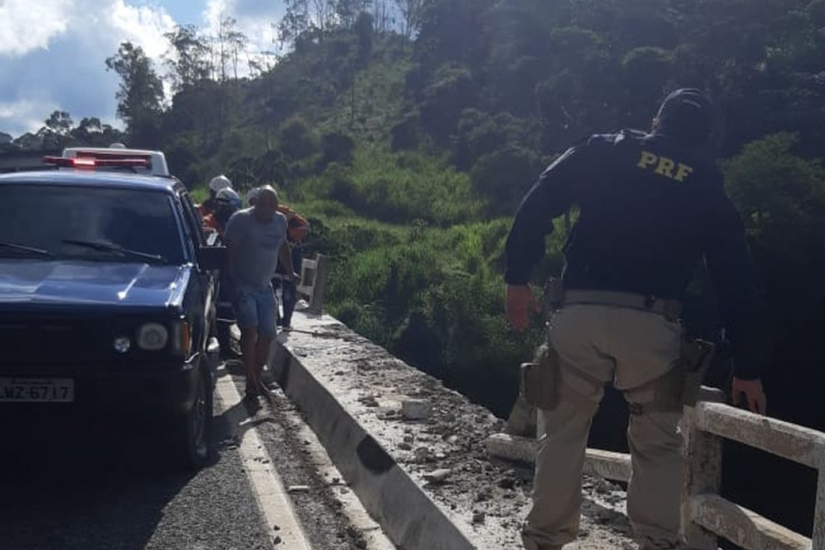 Caminhão cai de ponte onde ônibus matou 19 pessoas há um mês