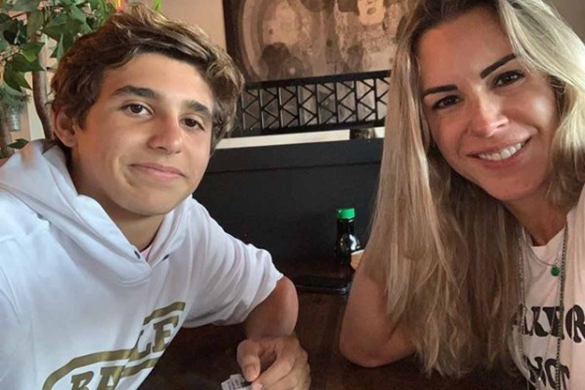 Morando nos EUA,  eterna feiticeira Joana Prado compartilha foto rara com o filho