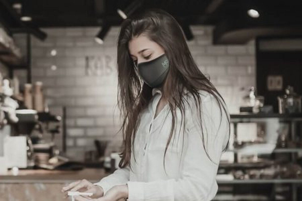 Marca lança máscara de proteção com fone de ouvido e microfone integrados
