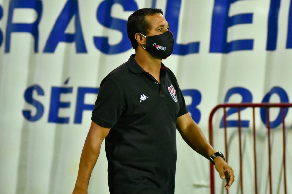 Técnico aponta passividade do Vitória no primeiro tempo contra o Avaí 