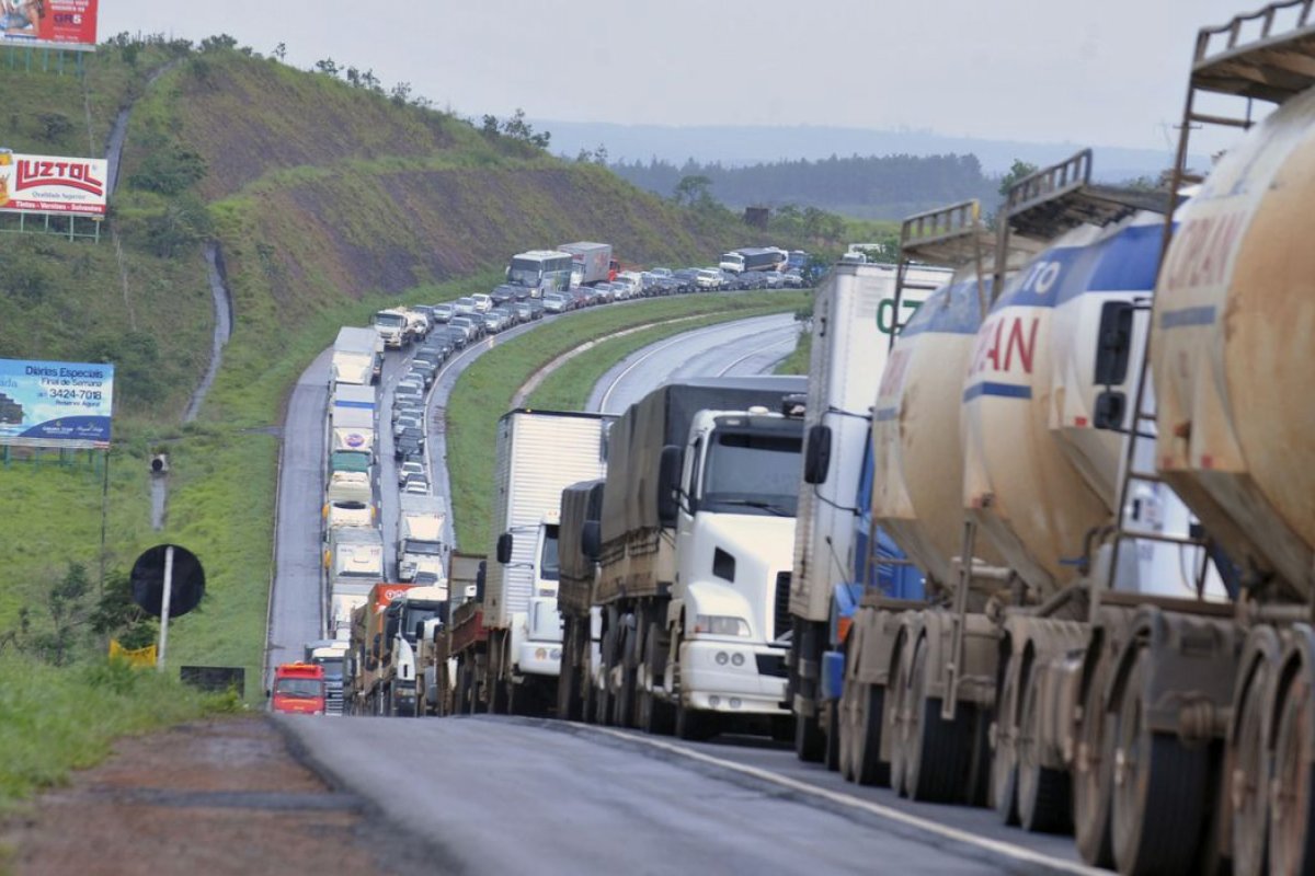 Caminhoneiros convocam nova assembleia para mobilizar greve nacional