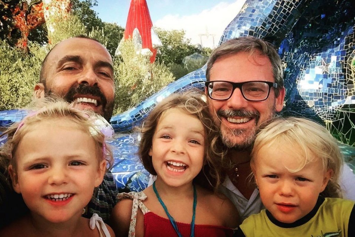 Após telefonema de Papa, filhos de casal gay começam a frequentar igreja católica