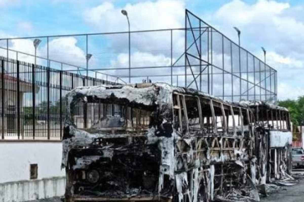 Delegacia inicia investigação para apurar incêndio em dois ônibus de banda em Feira de Santana