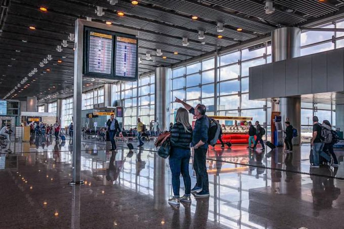 Passagem aérea para os EUA terá taxa extra de R$ 210 por pessoa