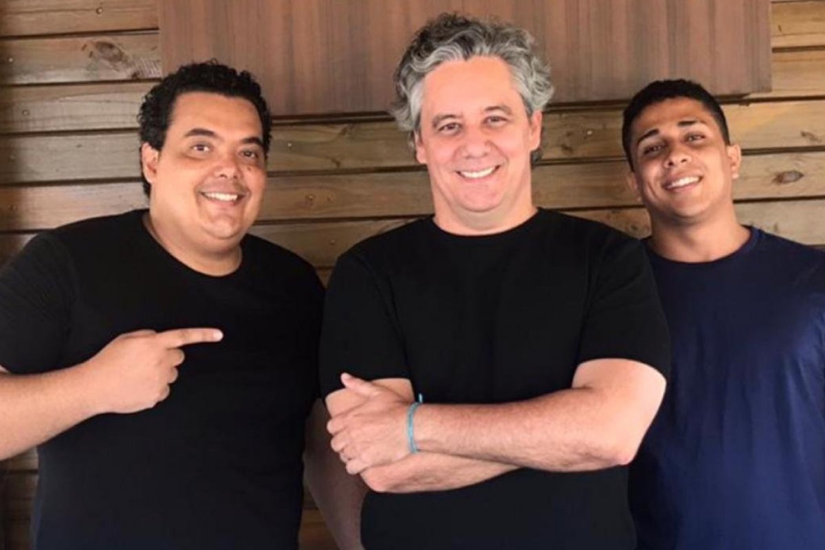 Humoristas Guga Walla, Diego Andoliver e Bob Rodrigues apresentam  o espetáculo Mantenha o Humor