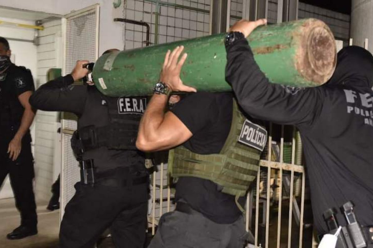 Polícia apreende mais de 30 cilindros de oxigênio escondidos em caminhão em Manaus 