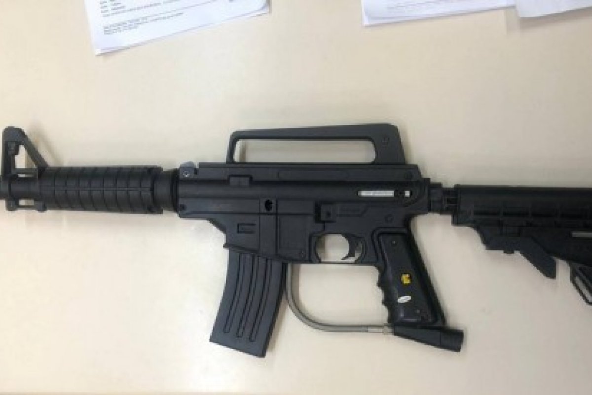 Após denúncia da ex-noiva,  arma de paintball é apreendida na casa de Nego do Borel