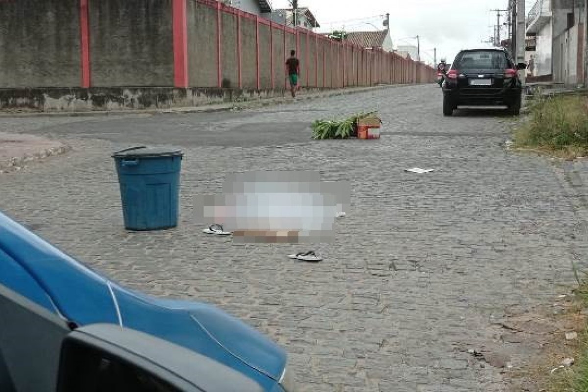 Jovem é morto no meio da rua em Feira de Santana 