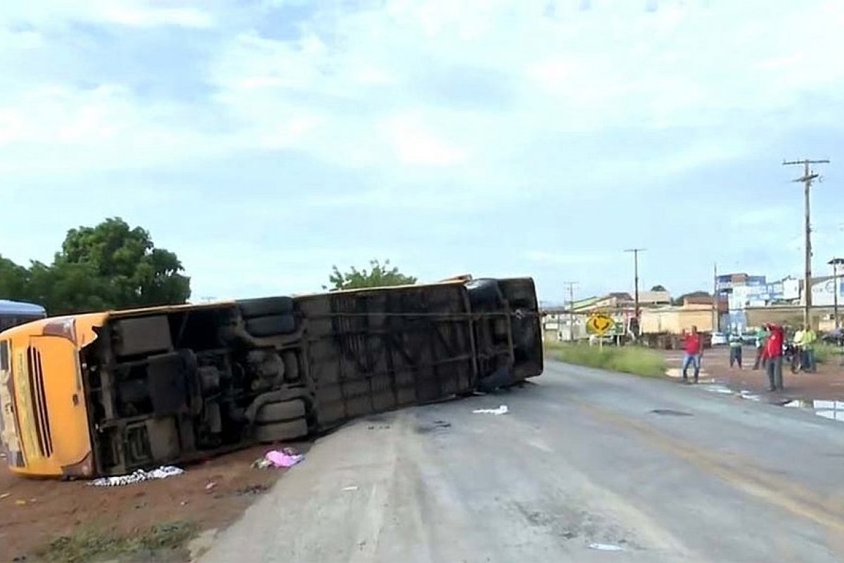 Responsável por empresa de ônibus envolvido em acidente na Bahia presta depoimento à polícia