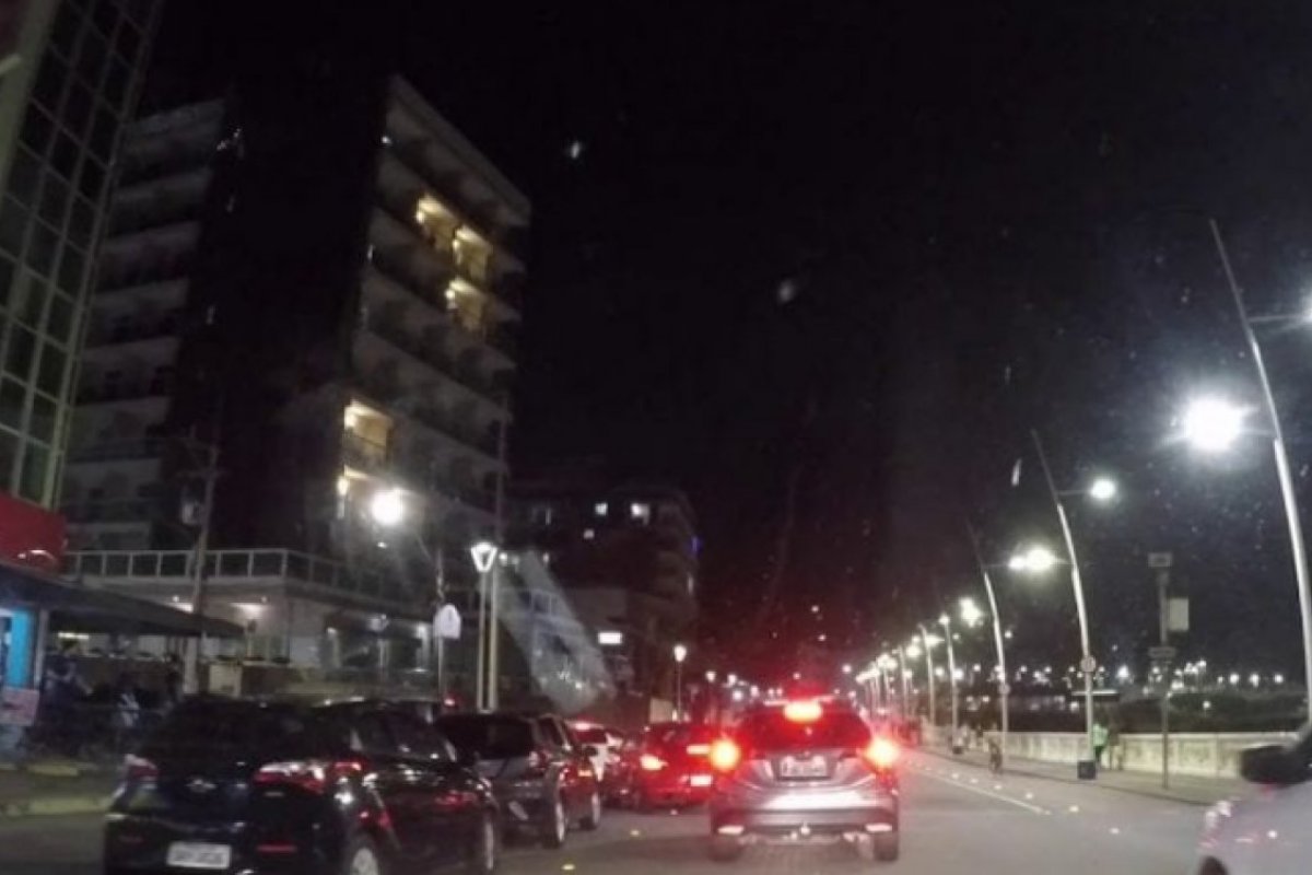 Vídeo: Notas de dinheiro são jogadas de cobertura de hotel na Barra