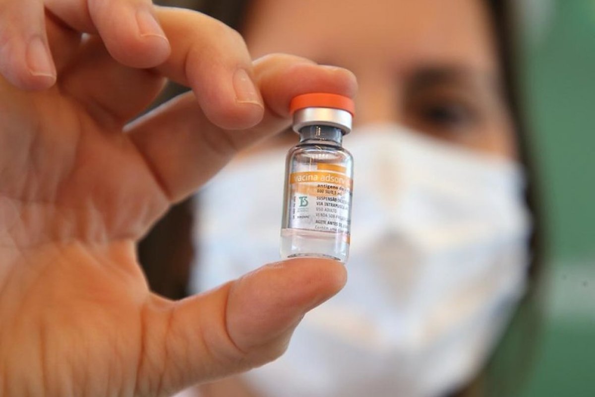 Estudo aponta que CoronaVac é mais eficaz com intervalo maior entre doses