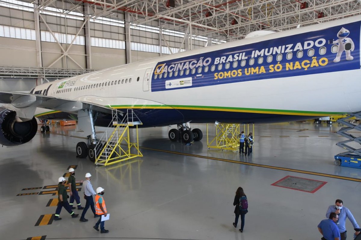 Mais uma vez, Ministério da Saúde muda horário para entrega de vacinas em estados