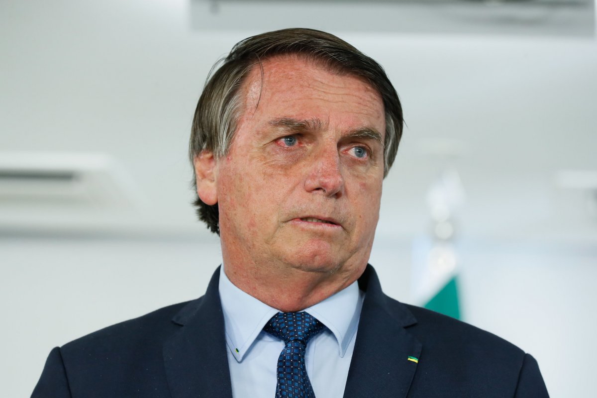 Bolsonaro afirma que "quem decide se um povo vive sob uma democracia ou uma ditadura são as Forças Armadas"