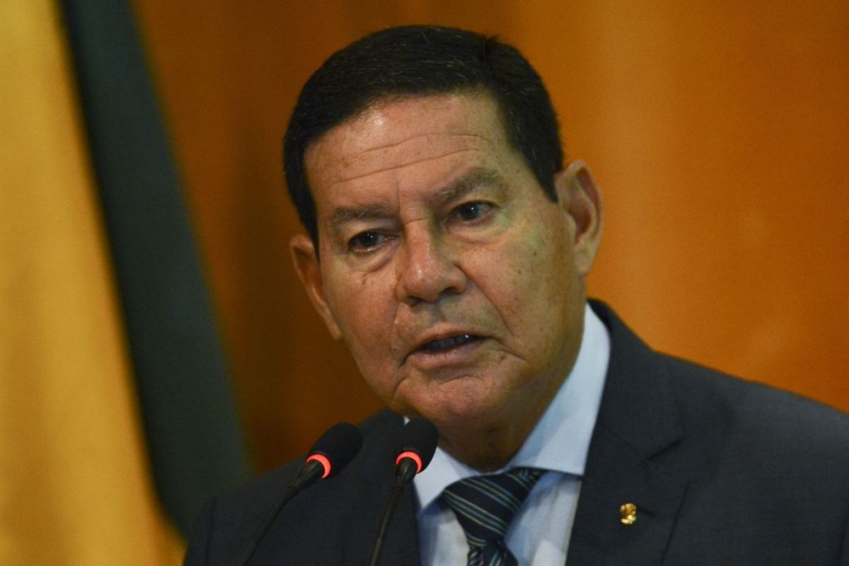 Mourão minimiza declaração de Bolsonaro sobre papel dos militares na democracia 