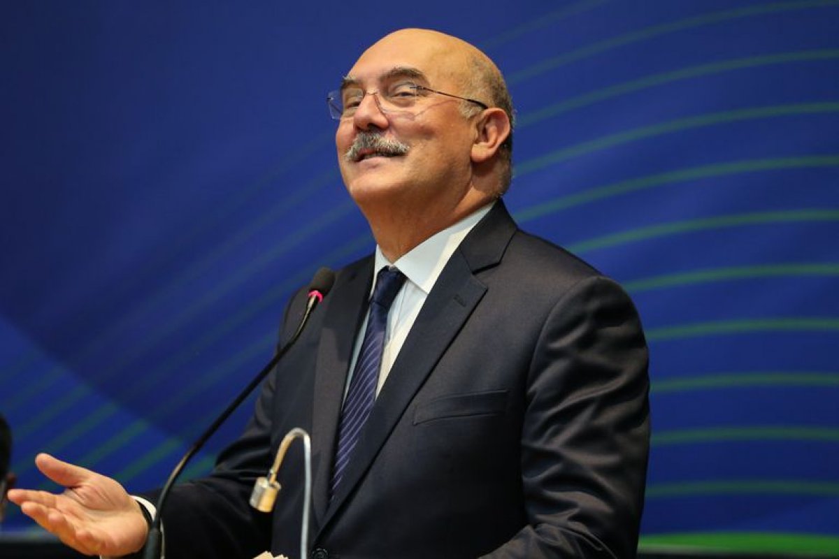 Ministro da Educação usou avião da FAB para voar sozinho