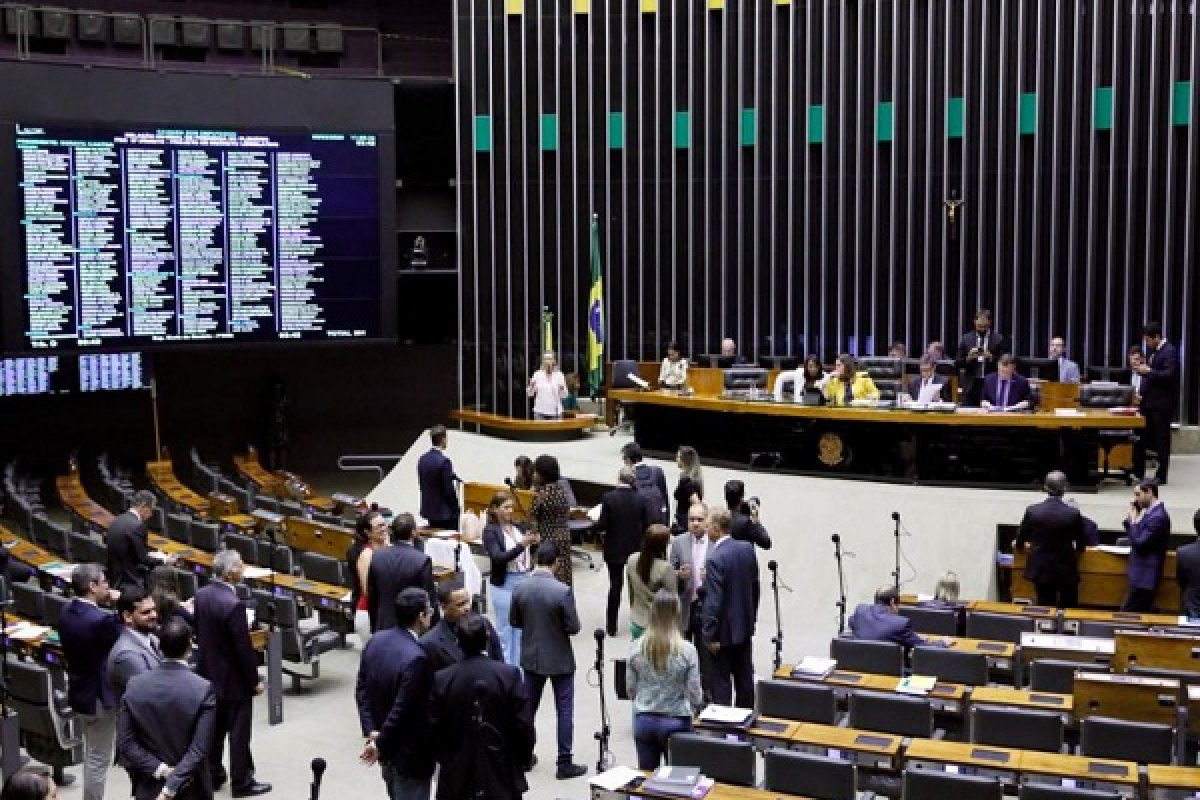 PL pune agente público por vacinação obrigatória contra Covid-19  em caso de efeito colateral grave ou morte