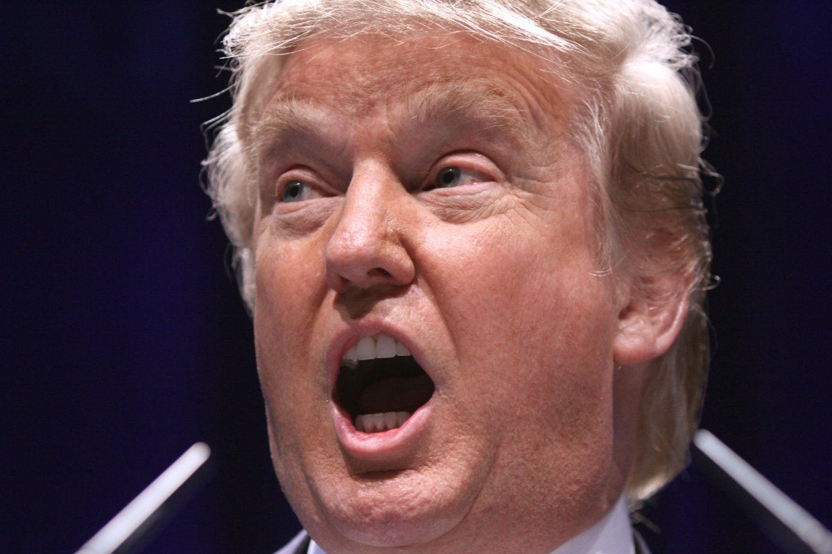No último dia de mandato, Trump concede indulto ao seu ex-conselheiro Steve Bannon