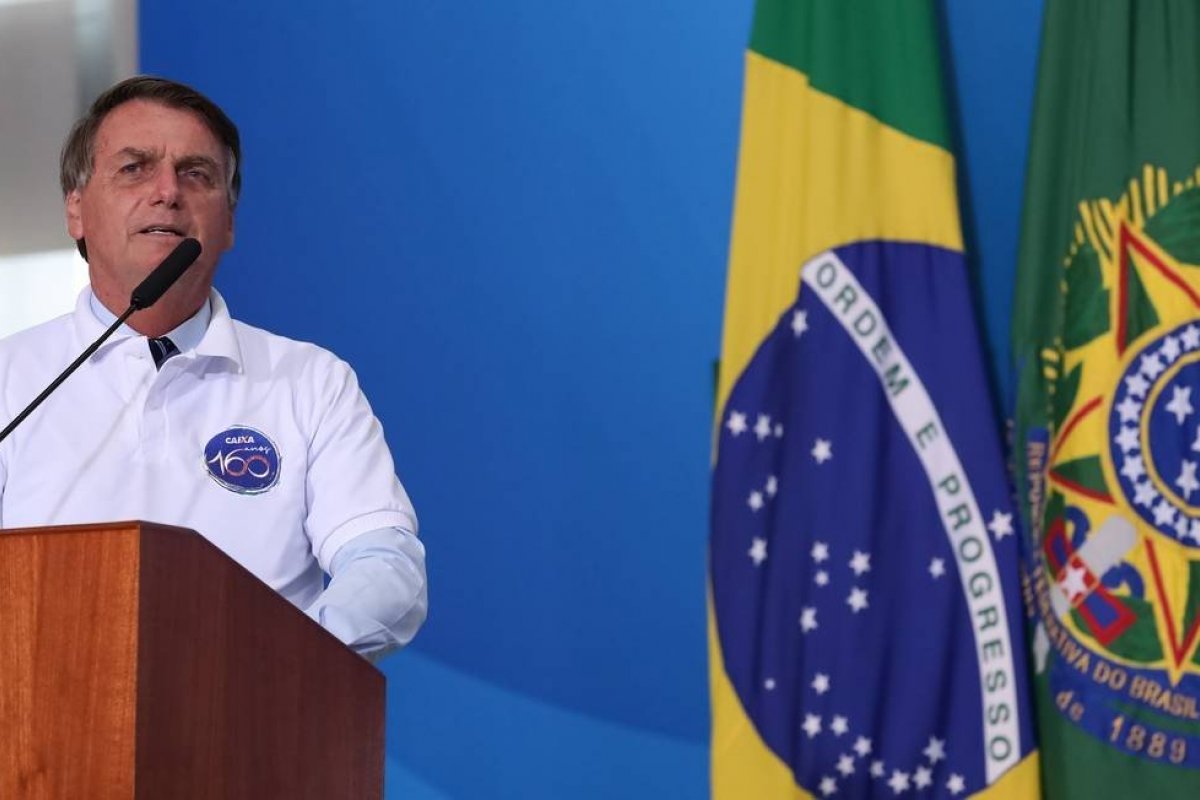 Bolsonaro afirma que Forças Armadas são a "grande base" para governo cumprir sua missão