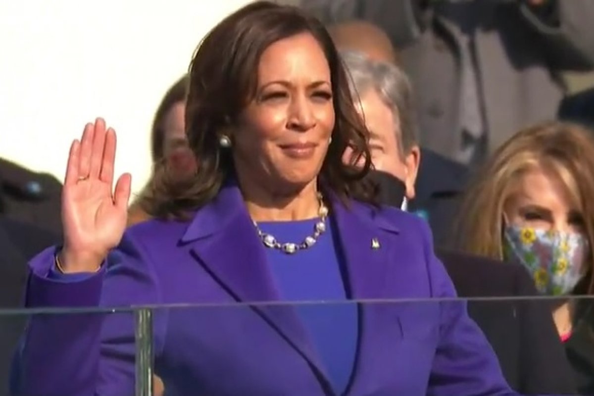 "Pronta para servir", escreve Kamala Harris após tomar posse como vice dos EUA
