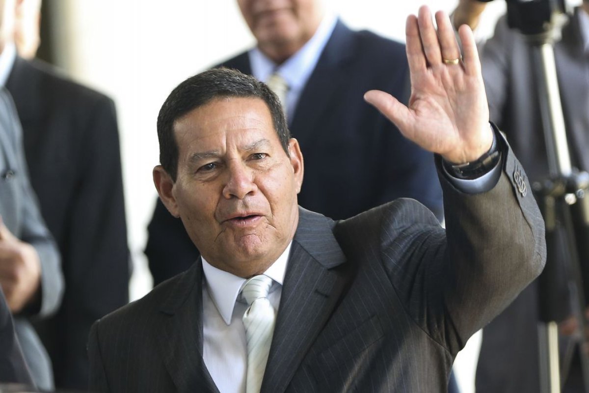 Mourão diz que democracia americana é "farol" ao comentar posse de Biden