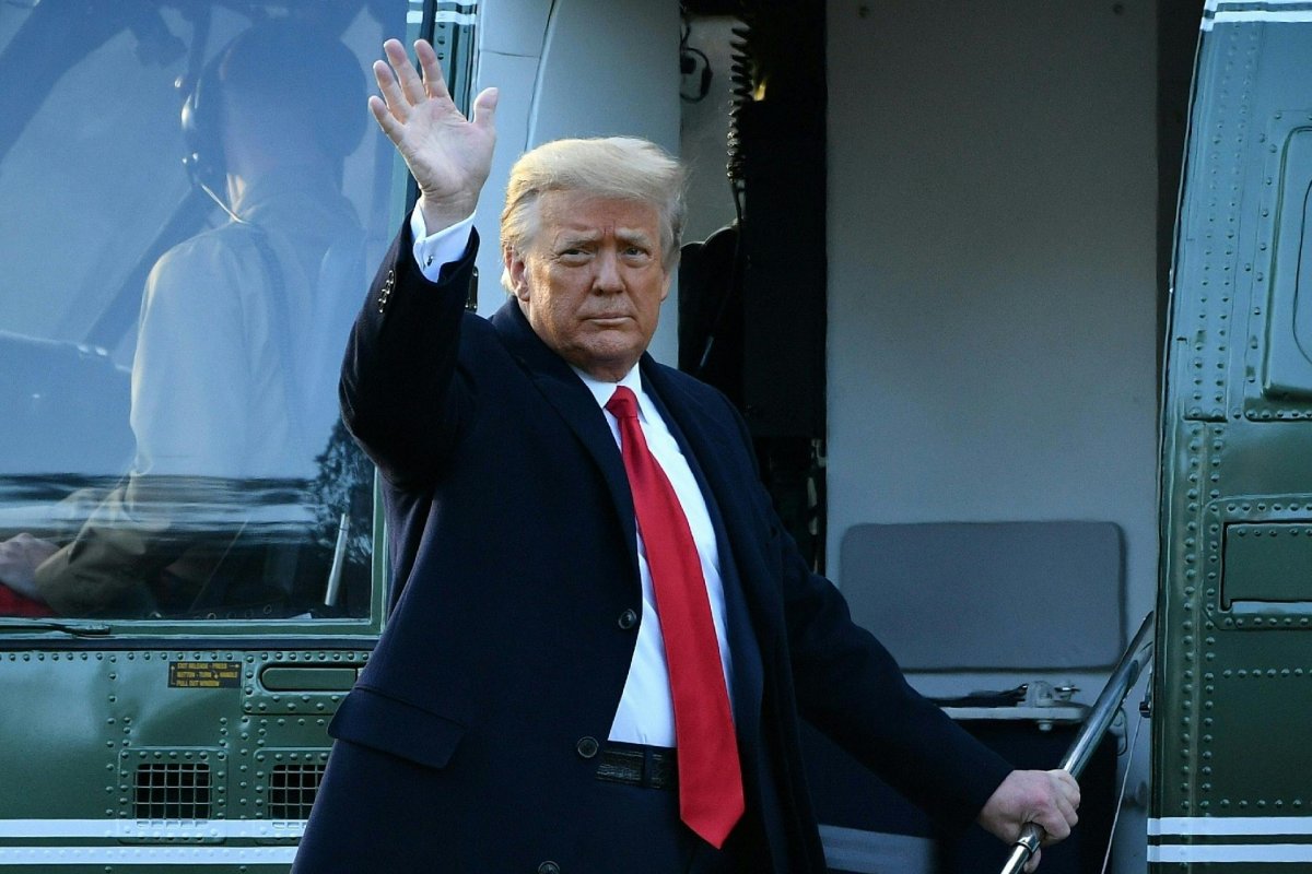 Antes de deixar a Casa Branca Trump concede perdão a Steve Bannon e outros aliados