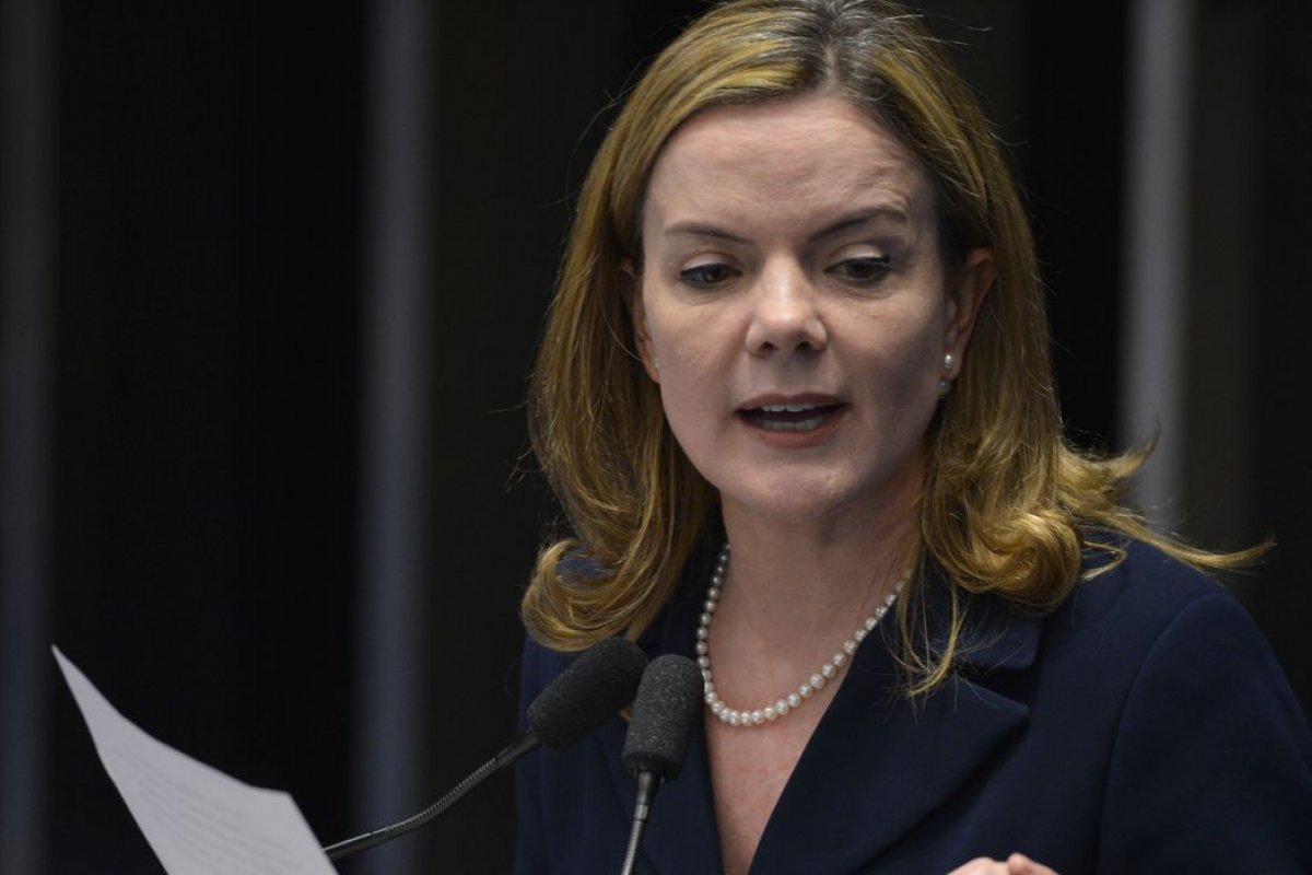 Juíza nega pedido de Gleisi para derrubar sigilo do cartão de vacinação de Bolsonaro