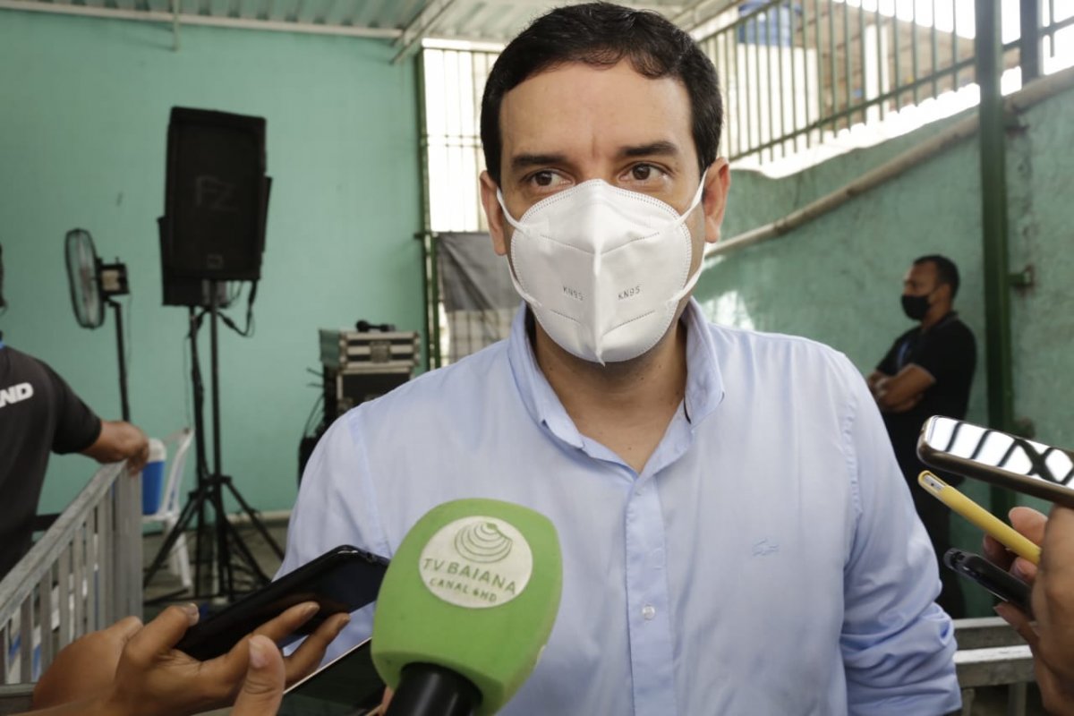 Leo Prates coloca culpa em Bolsonaro sobre não entrega da Pfizer