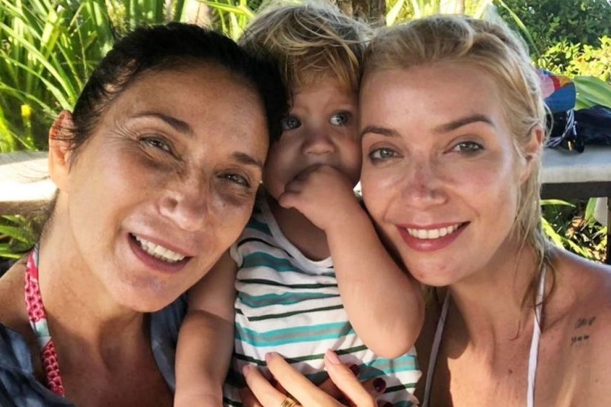 Luiza Possi curte férias na Bahia com a família