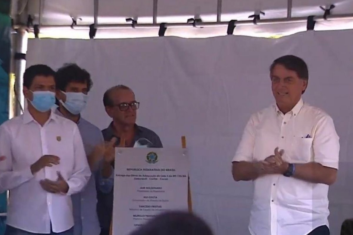 Bolsonaro entrega parte de obras de adequação da BR-135 em Coribe, no oeste da Bahia