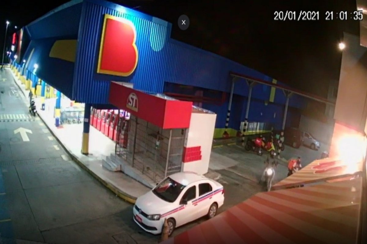 Motoboys são assaltados enquanto aguardavam entregas no estacionamento de um supermercado em Salvador