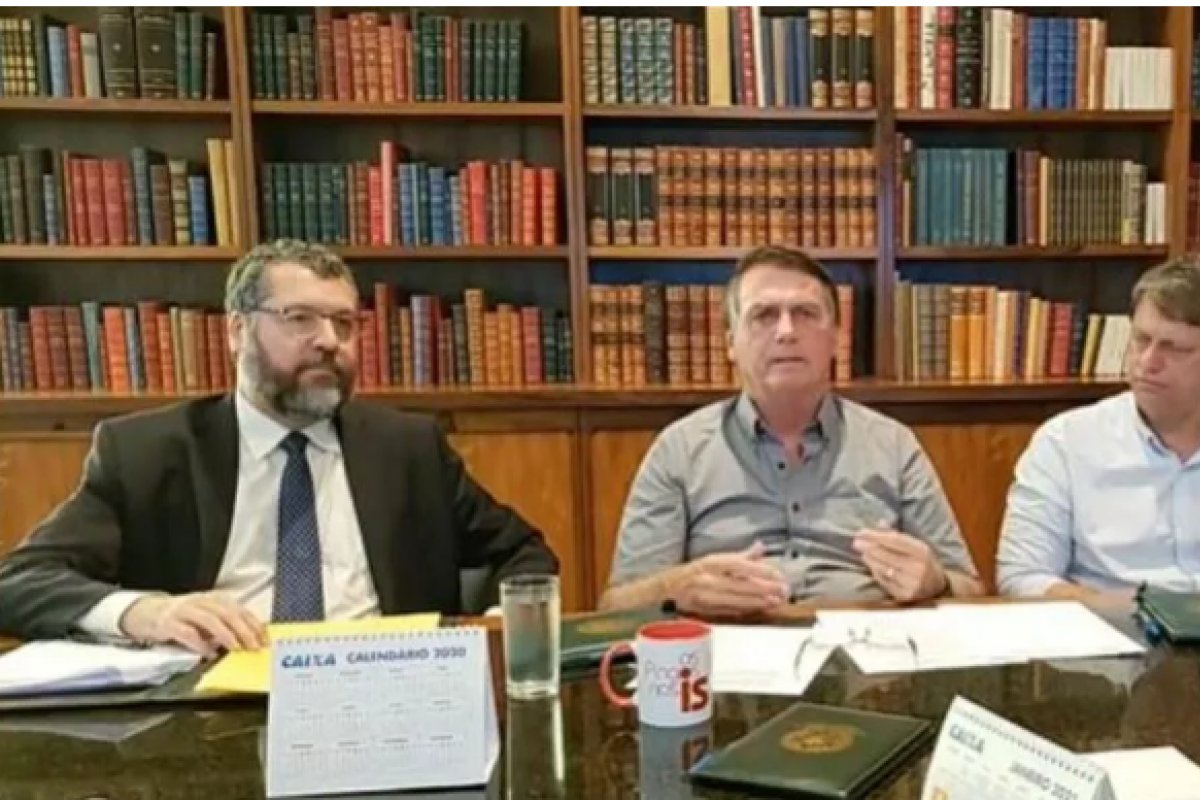"Está excepcional", diz Bolsonaro sobre política externa 