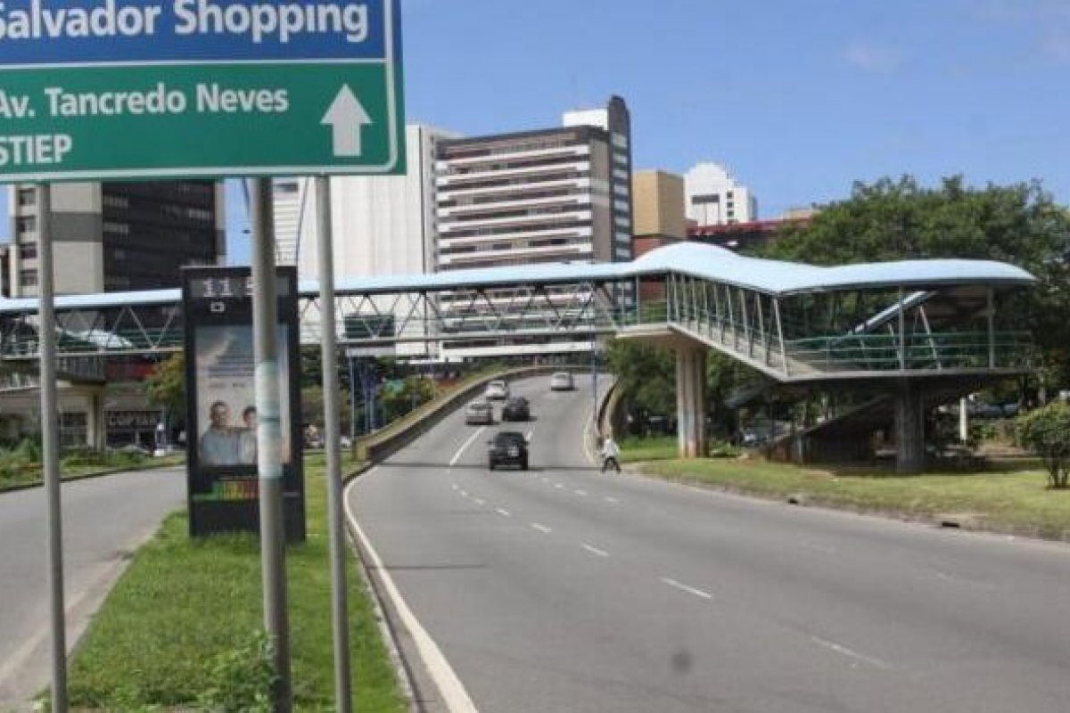 Acidente deixa uma pessoa ferida na Av. Tancredo Neves, em Salvador