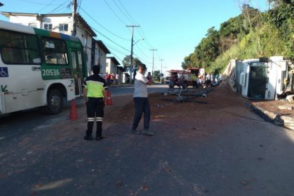 Motorista fica gravemente ferido em acidente no Cabula